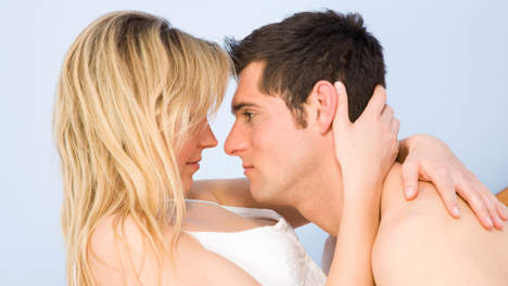 Pourquoi certains hommes évitent-ils notre regard quand ils nous font l’amour?