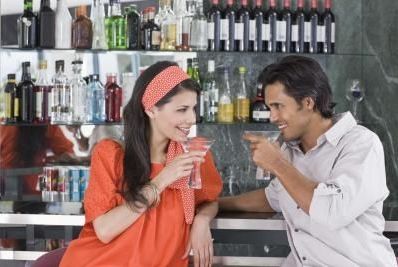 Flirt au bar: 10 sujets pour séduire un homme